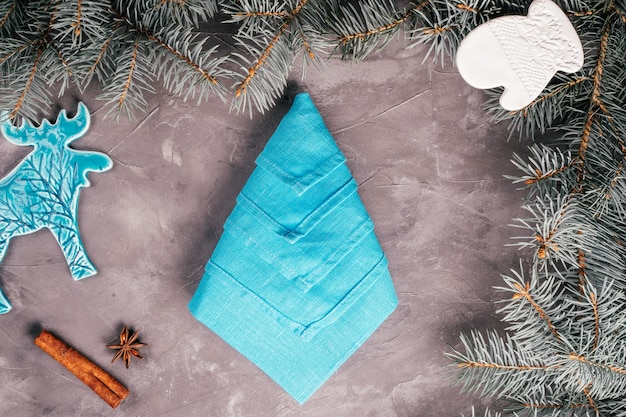 Tutorial paso a paso: Dobla la servilleta de lino en forma de árbol de Navidad. Paso 7: Gire la servilleta hacia el otro lado nuevamente. Vista superior