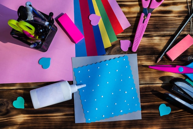 Foto tutorial passo a passo para fazer um cartão de felicitações de papelão colorido