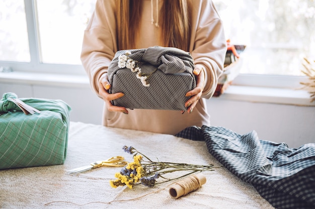 Tutorial de proceso de envoltura de regalos ecológico de acción de gracias con cero desperdicio de envoltura de regalos japonesa Furoshiki