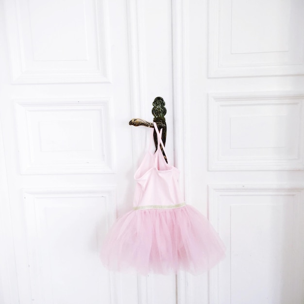 Foto tutu rosa pendurado na maçaneta da porta