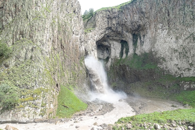 TuzlukShapa Wasserfall umgeben von den Bergen des Kaukasus in der Nähe von Elbrus Jilysu Russland