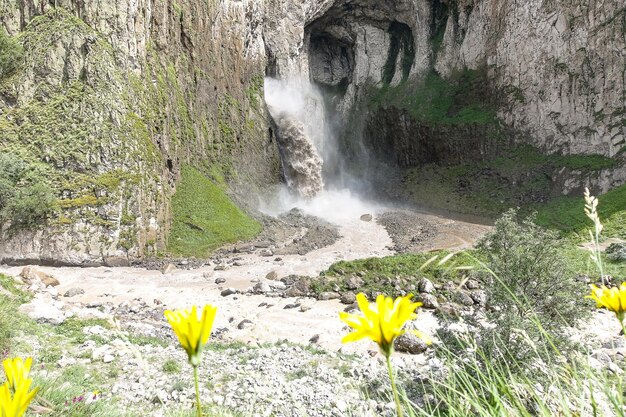 Foto tuzlukshapa wasserfall umgeben von den bergen des kaukasus in der nähe von elbrus jilysu russland