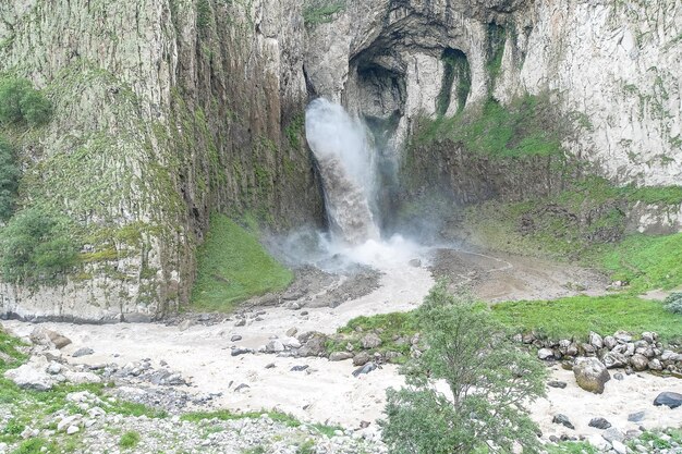 TuzlukShapa Wasserfall umgeben von den Bergen des Kaukasus in der Nähe von Elbrus Jilysu Russland