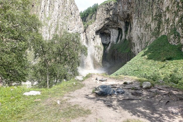 TuzlukShapa Wasserfall umgeben von den Bergen des Kaukasus in der Nähe von Elbrus Jilysu Russland