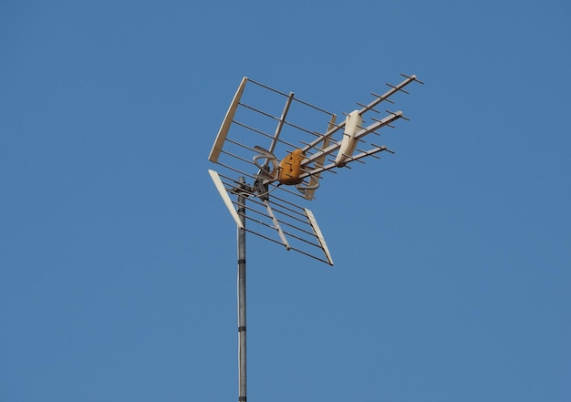 TV-Antennenantenne über blauem Himmel mit Kopierraum