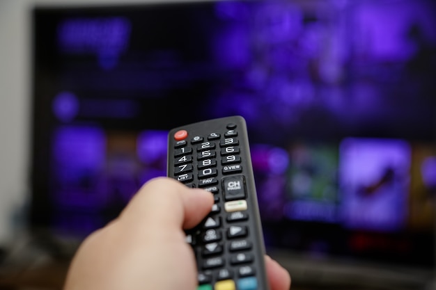 Foto tv-fernbedienung zum einschalten und ansehen von serien und filmen