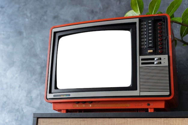 TV laranja antiga em um armário de madeira na sala da tela de fundo branco da casa Parede do loft Atmosfera quente