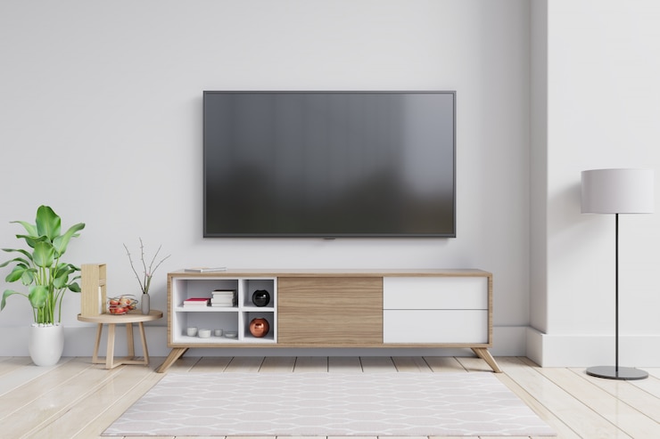 Foto tv no armário na moderna sala de estar com planta na parede branca