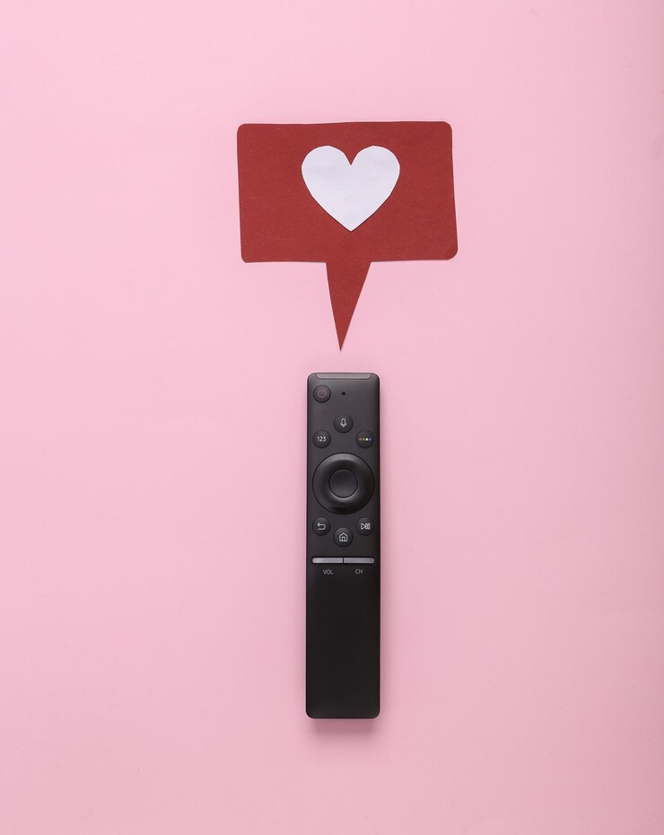 TV remoto con icono de notificación como en el fondo rosa Redes sociales Clasificación seguidores retroalimentación Visión superior