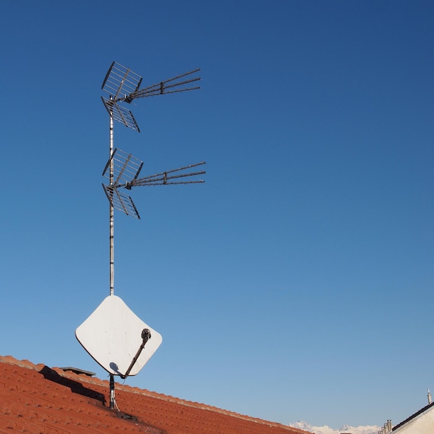 Foto tv terrestre e antena de satélite