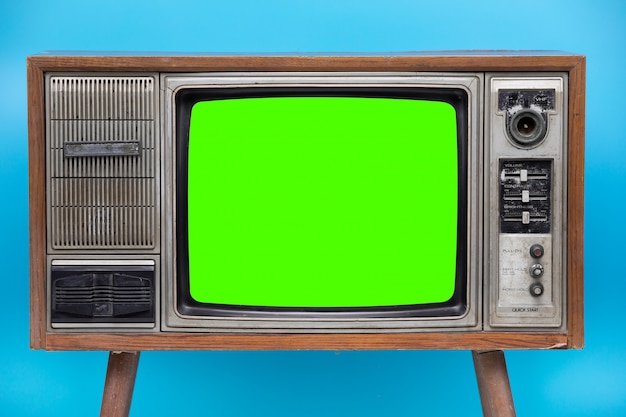 Tv vintage isolado no fundo azul.