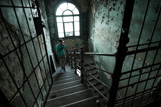 Foto tver russland 01. juli 2022 ein mann steigt die treppe der morozov-kaserne hinauf