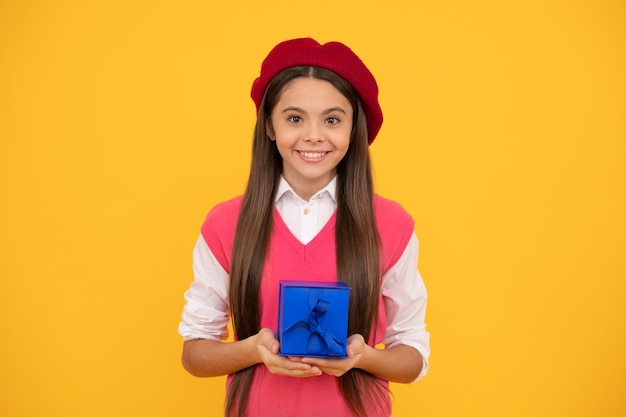 Tween und Jugend kaufen ein Geschenk, gutes Angebot, glückliches französisches Teenager-Mädchen, halten Geschenkbox