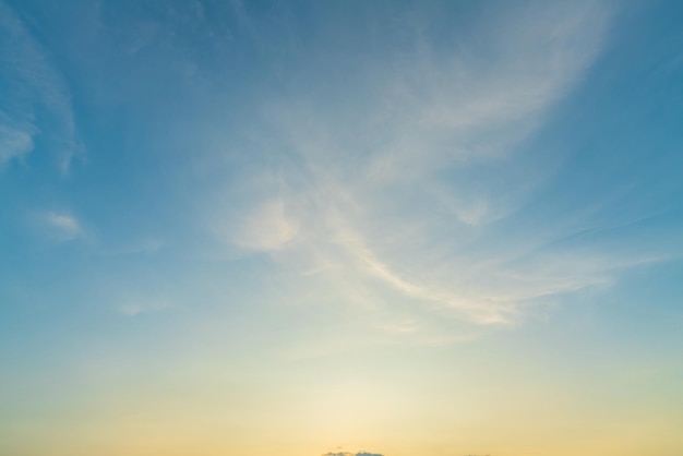 Twilight blau hell und orange gelb dramatischer Sonnenuntergang Himmel auf dem Land oder am Strand bunte Wolkengebilde Textur mit weißen Wolken Luft Hintergrund