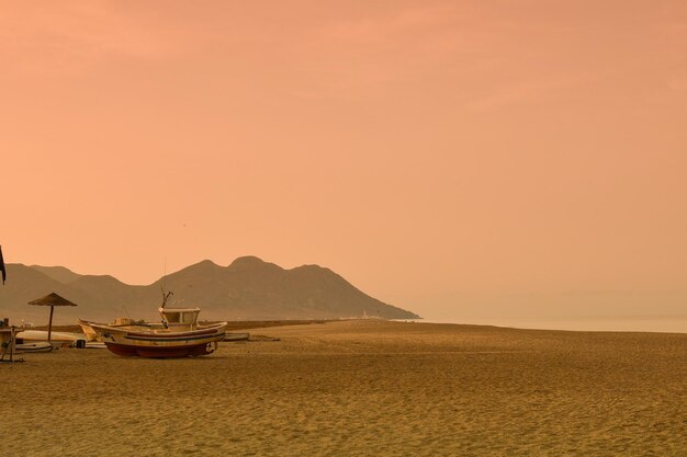 Twilight Calmness am Cabo de Gata Beach mit angelegtem Fischerschiff