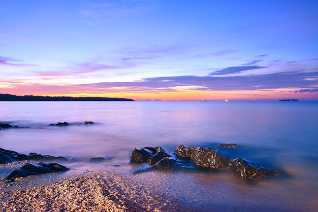 Twilight Mist Sea con rocas en Samila Beach, Songkhla.