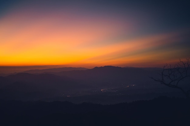 Twilight Sunset nach Sonnenuntergang am Himmel im Wald