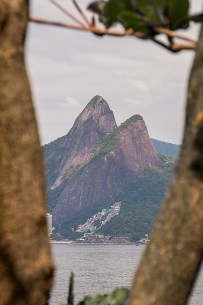 Foto two hill brother, visto desde la playa de arpoador en río de janeiro, brasil.