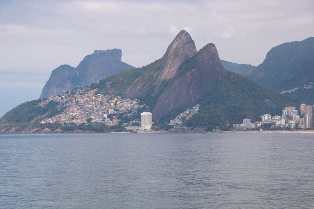 Foto two hill brother, visto desde la playa de arpoador en río de janeiro, brasil.