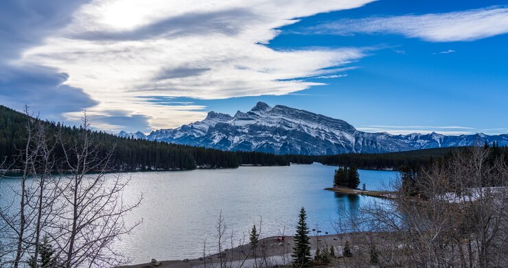 Two Jack Lake en un día soleado de principios de invierno. Parque Nacional Banff, Canadian Rockies, Alberta, Canadá.