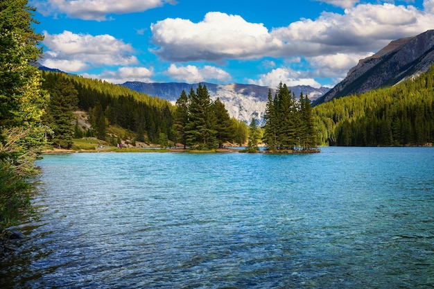 Two jack lake en el parque nacional de banff, canadá