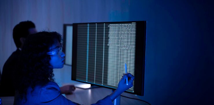 Foto two software developers collaborating at night focusing on code review and debugging process on a computer screen representing teamwork innovation and modern software development workflow