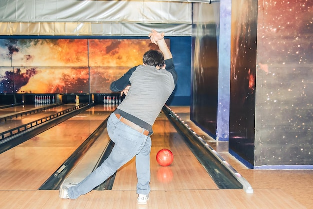 Foto typ, der bowling spielt