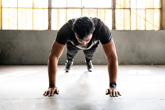 Foto typ macht liegestütze im fitnessstudio