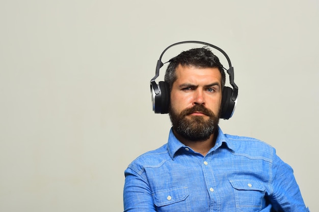 Typ mit Bart und besorgtem Gesicht hört Musik
