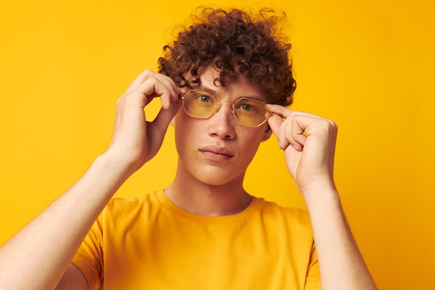 Typ mit roten Locken Jugendstil Brille Studio Freizeitkleidung Lifestyle unverändert