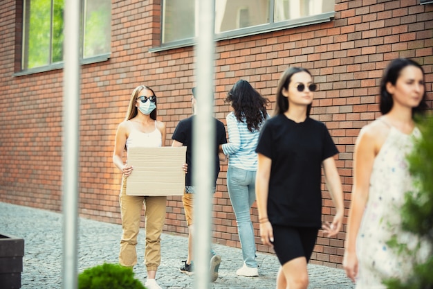 Typ mit Schild Frau steht und protestiert gegen Dinge, die sie ärgern