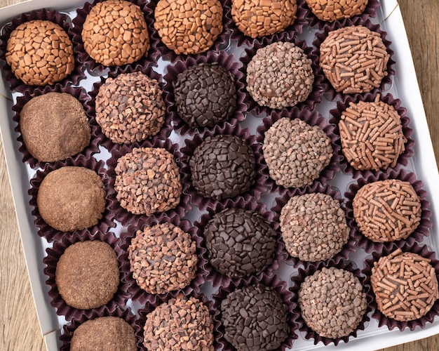 Typisch brasilianische Brigadeiros in verschiedenen Geschmacksrichtungen in einer offenen Geschenkbox