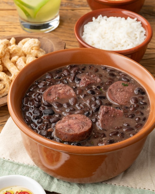 Typisch brasilianische Feijoada mit Reis-Caipirinha Farofa und Grieben