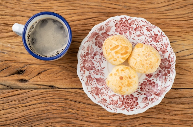 Typisch brasilianisches Käsebrötchen in einem Teller mit Kaffee