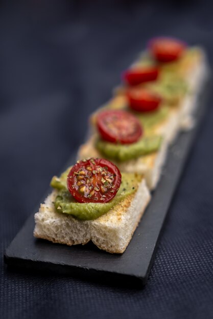 Typisch italienische Bruschetta mit Avocadocreme und Kirschtomaten