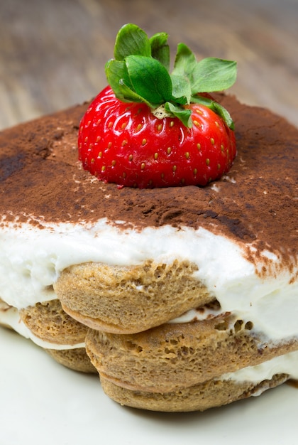 Typisch italienisches Dessert namens Tiramisu mit Mascarpone und Kaffee