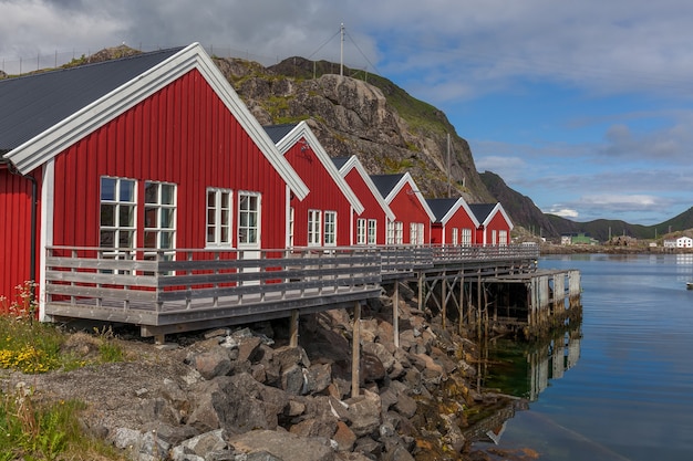 Typisch norwegisches Fischerdorf mit traditionellen roten Rorbu-Hütten