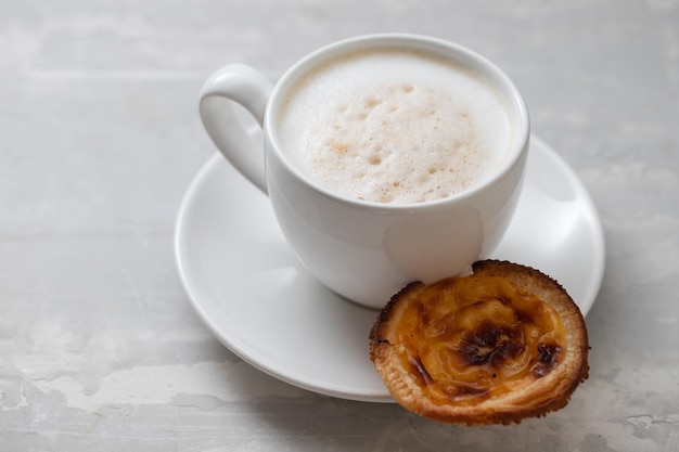 Typisch portugiesisches Dessert Pastel de Nata mit Kaffee