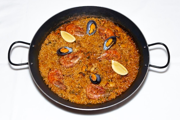 Typisch spanische Paella mit Meeresfrüchten