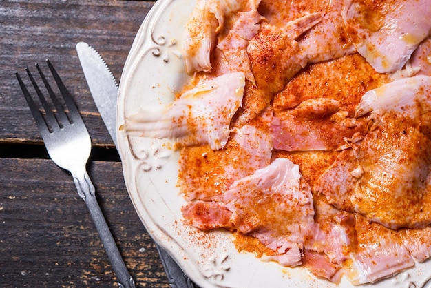 Typisch spanische Tapa galicisches Schweinefleisch mit Kartoffeln Paprika und Olivenöl Vorspeise Mittag- oder Abendessen