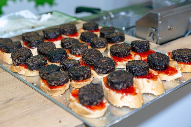 Typisch spanische Tapas mit Blutwurst auf einer Scheibe Brot Morcilla