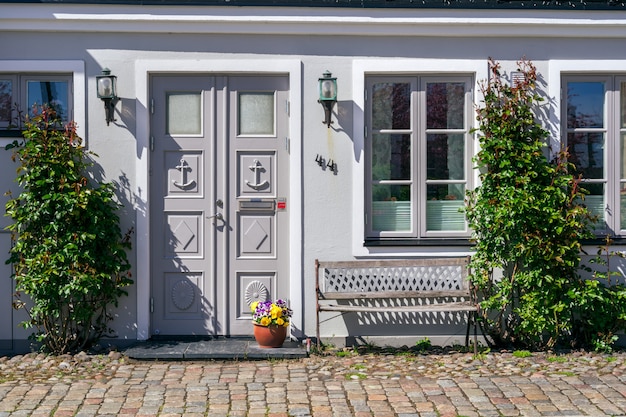 Typische architektonische Straßenszene aus der schwedischen Kleinstadt Ystad in Südschweden.