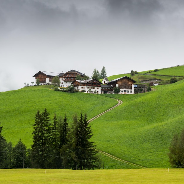 Typische Berghäuser auf einem Hügel in Alto Adige Südtirol Italien