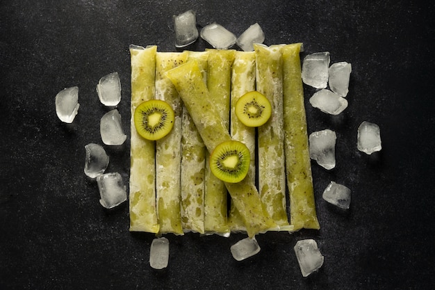 Foto typische brasilianische freezies mit fruchtstillleben