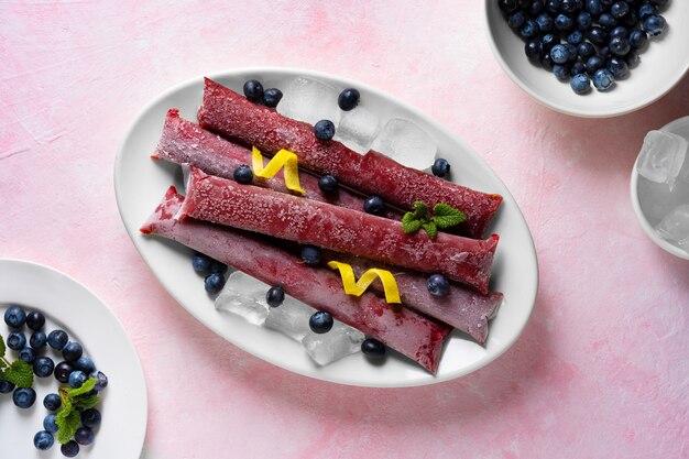 Foto typische brasilianische freezies mit fruchtstillleben