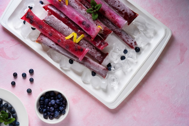 Foto typische brasilianische freezies mit fruchtstillleben