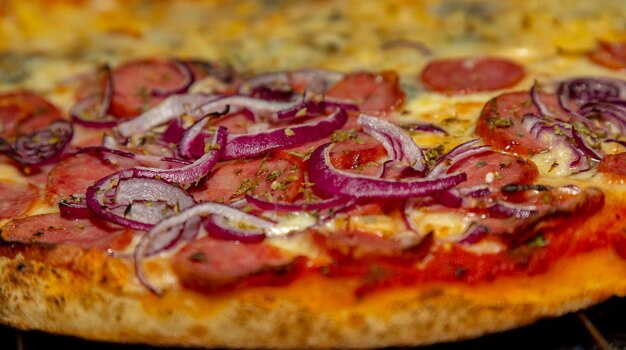 Typische brasilianische Pizza, halb Peperoniwurst und halb vier Käsesorten