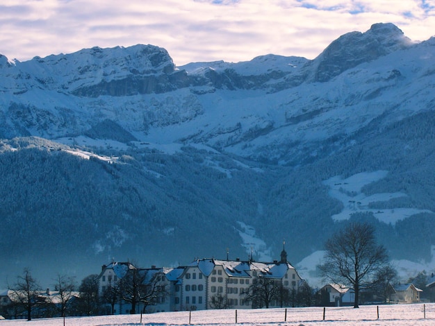 Typische Dörfer in der Schweiz unter den Alpen mit viel Schnee im Winter Schweiz