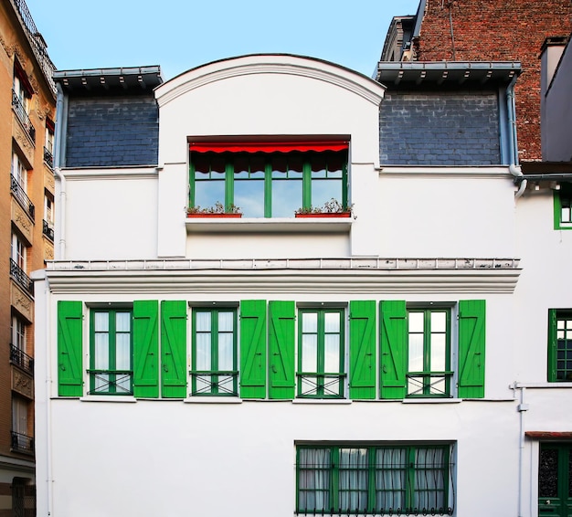 Foto typische fassade von paris montmartre