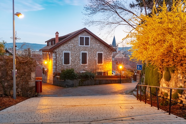 Typische französische Häuser in der Altstadt von Annecy während der morgendlichen blauen Stunde Frankreich